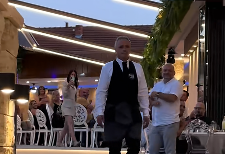 Patronul unui restaurant din Serbia i-a făcut cadou o mașină unuia dintre angajații săi. Imaginile au devenit virale. VIDEO