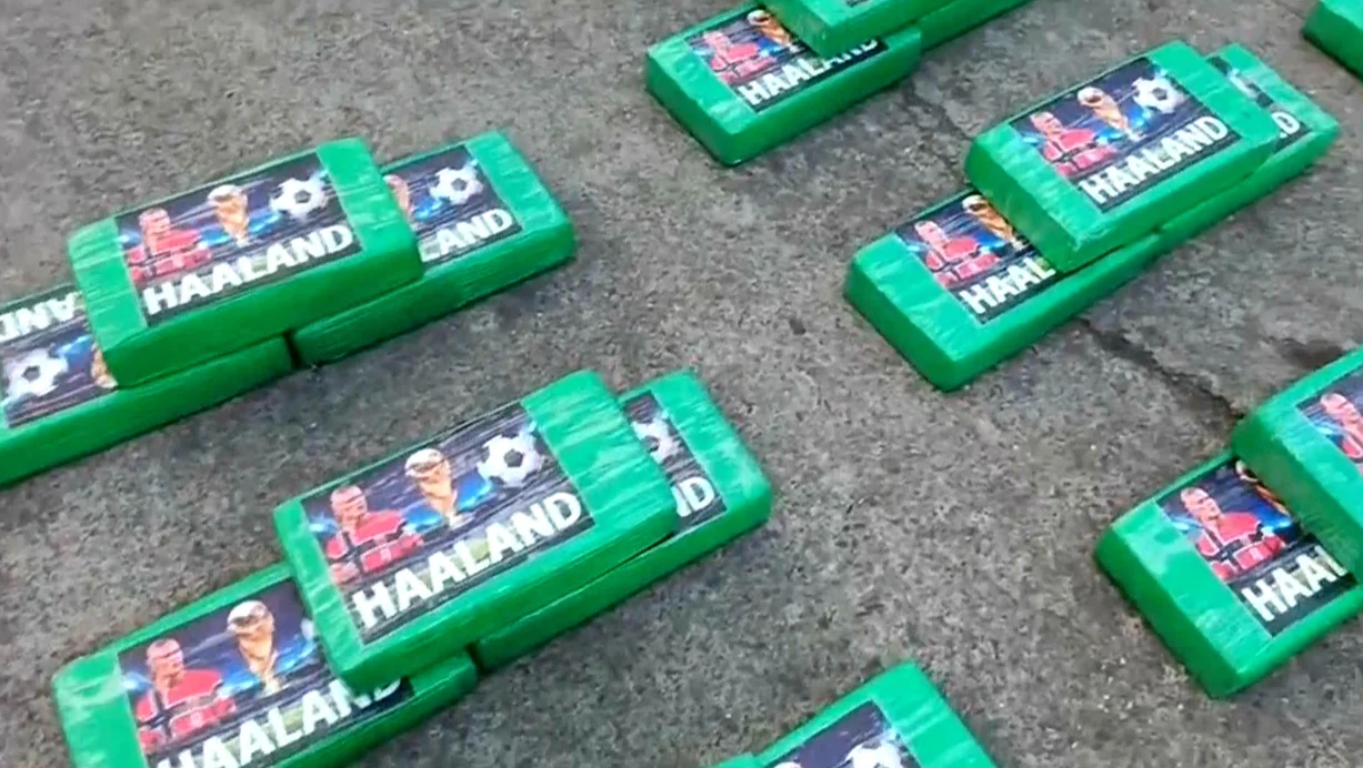 Sute de kilograme de cocaină, ascunse în pachete cu imaginea lui Erling Haaland. Captură spectaculoasă în Ecuador