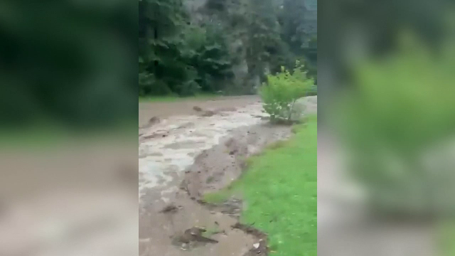 Furtună violentă în Argeș. Turiști surprinși de viitură, case și pensiuni inundate: „Iadul pe pământ”