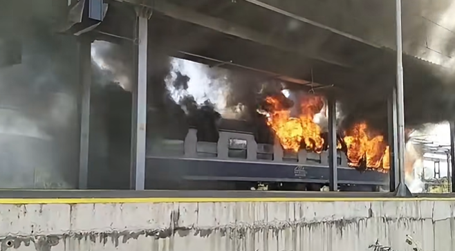 Un incendiu a izbucnit la ultimul vagon al unui tren de călători, într-o gară din județul Arad. VIDEO