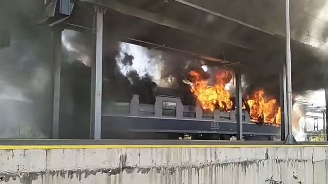 Un incendiu a izbucnit la ultimul vagon al unui tren de călători, într-o gară din județul Arad