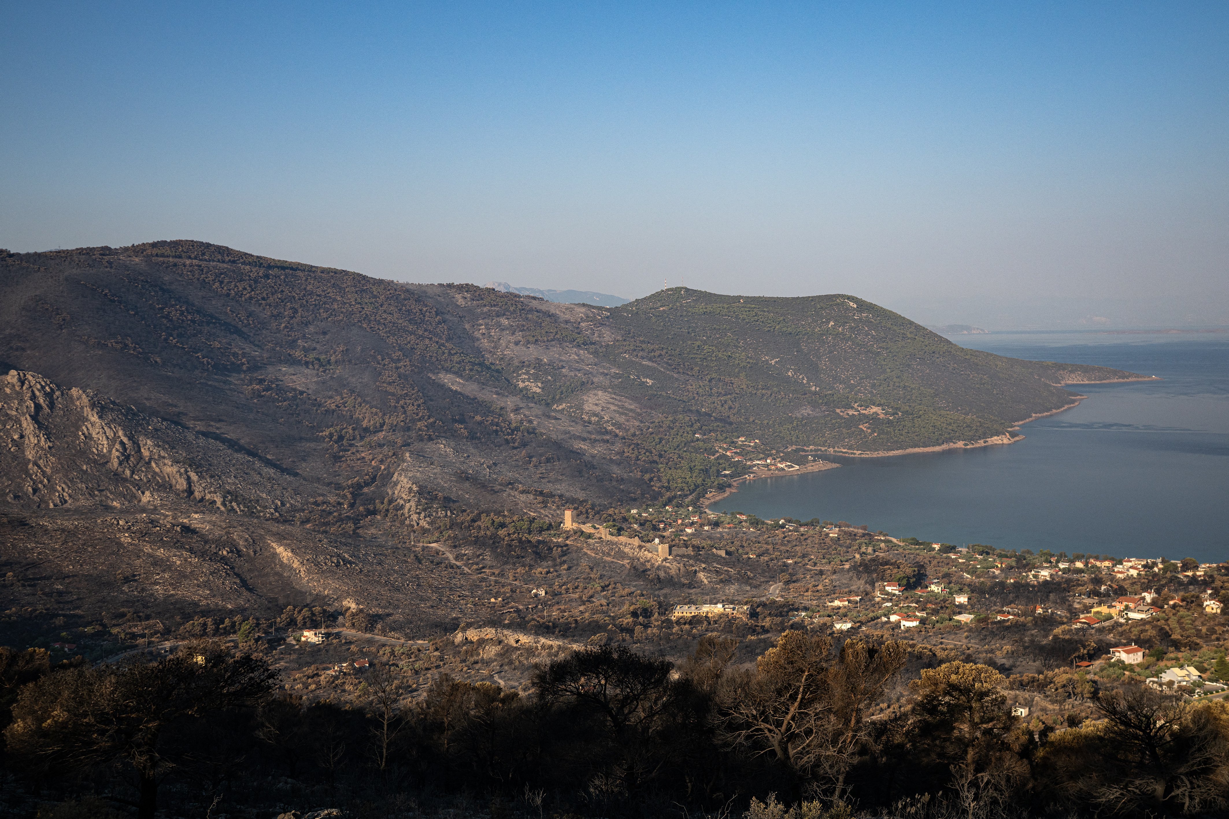 Mai multe persoane, evacuate de pe plajă din cauza unui incendiu de pădure într-o destinație turistică din Grecia
