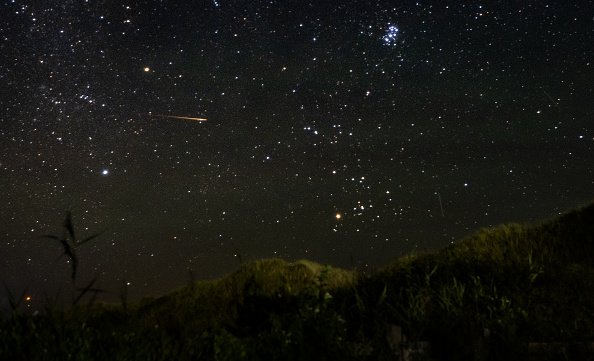 Ploaia de meteori Perseide a făcut spectacol pe cer după eclipsa de Soare. De unde provin spectaculoasele „stele căzătoare”