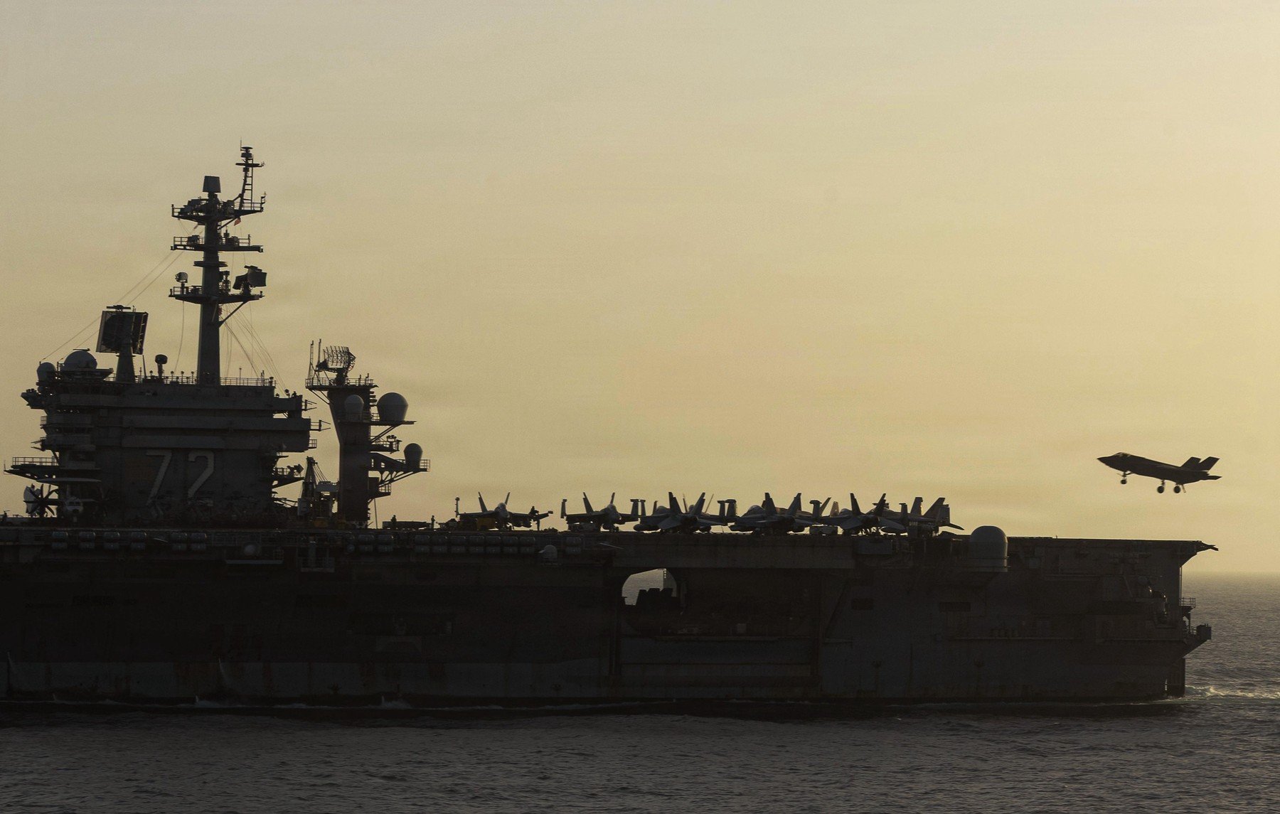 Tentative de sinucidere și „moral scăzut” pe portavionul american USS Abraham Lincoln. Hegseth neagă problemele de la bord