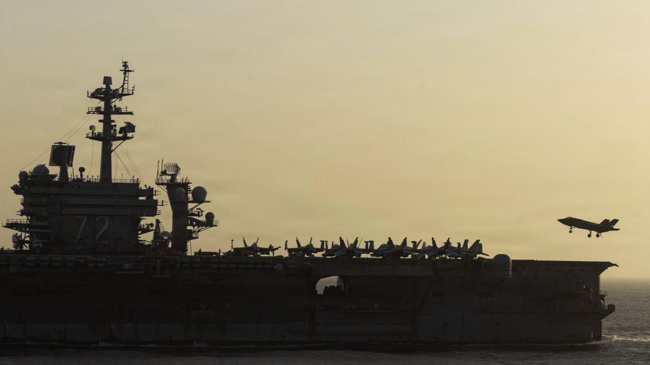 Tentative de sinucidere și moral scăzut pe portavionul American USS Abraham Lincoln