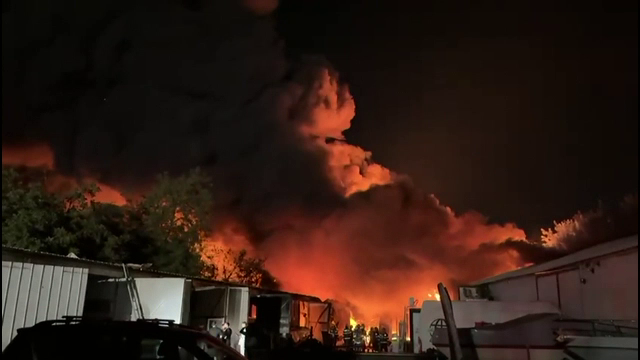 Incendiu puternic la o hală din Sectorul 1. A fost emis mesaj RO-Alert, din cauza degajărilor foarte mari de fum