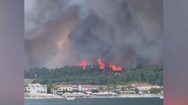 Noapte de foc în Halkidiki: incendiul a ajuns lângă hoteluri, iar sute de turiști au fost evacuați pe mare