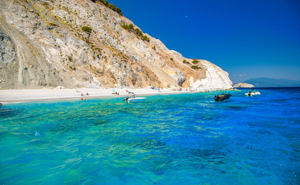 Plaja faimoasă din Grecia unde o simplă piatră luată ca suvenir te costă 1.000 de euro