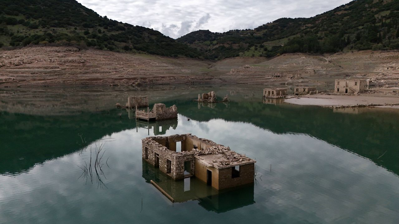 Satul scufundat Kallio din Grecia reapare din lacul Mornos în perioadele de secetă