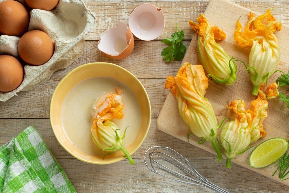 Cum pregătești flori de dovlecel în crustă fină și aurie. Deliciul perefect al verii