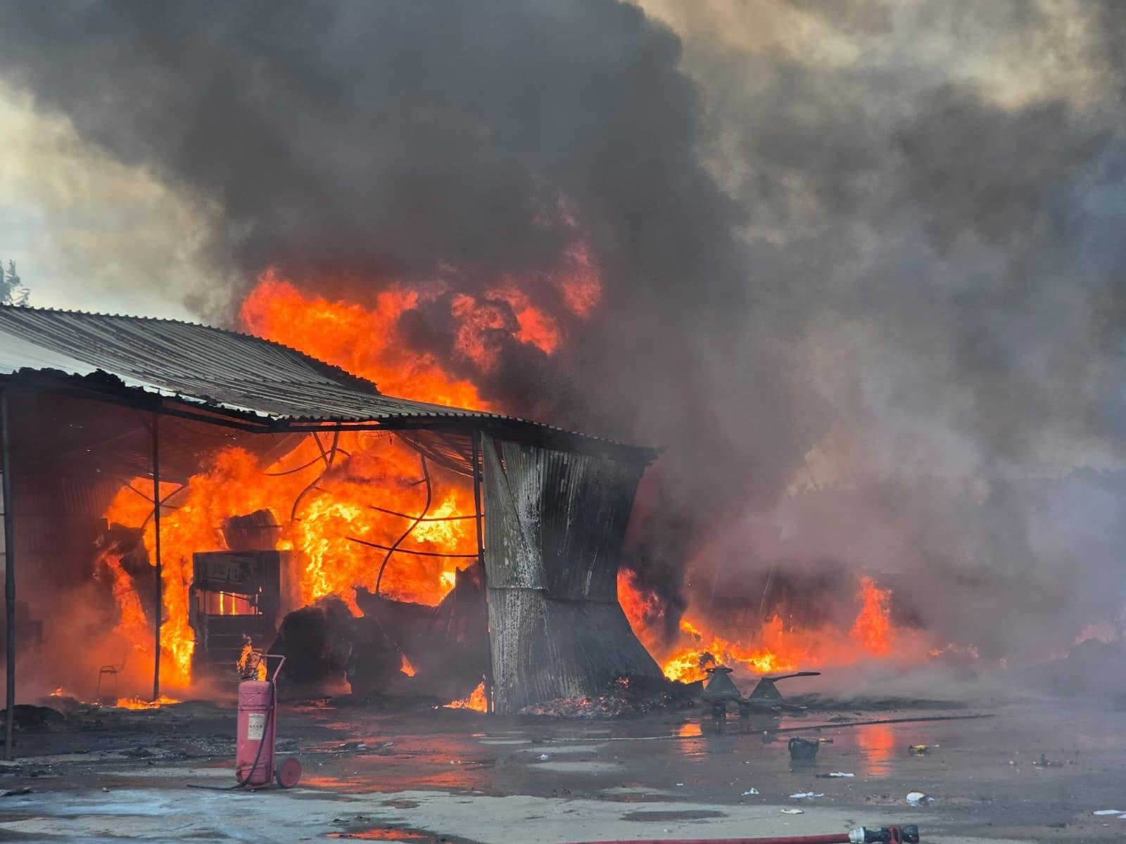 Incendiu puternic în Dâmbovița. Flăcările au cuprins 300 de metri pătrați, iar autoritățile au emis un mesaj RO-Alert. FOTO