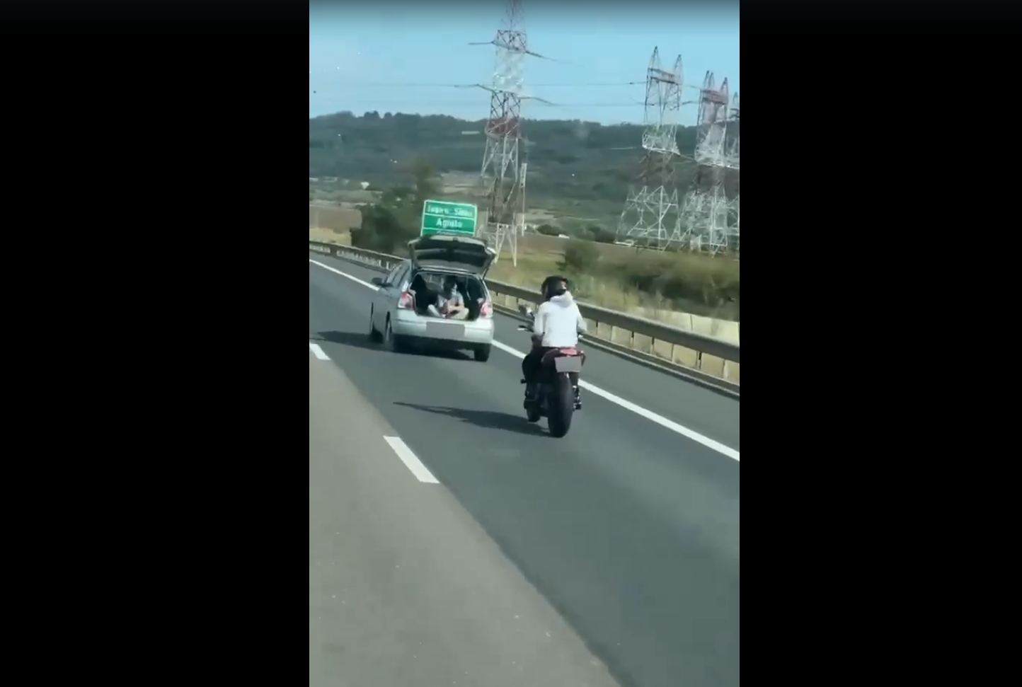 Au vrut o filmare spectaculoasă cu noua motocicletă și au pus în pericol traficul pe A1. Ce amenzi au primit cei trei tineri