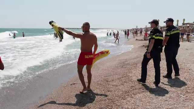 Turiștii fac scandal pentru că nu sunt lăsați în valuri. Datorită salvamarilor avem sezonul cu cele mai puține victime