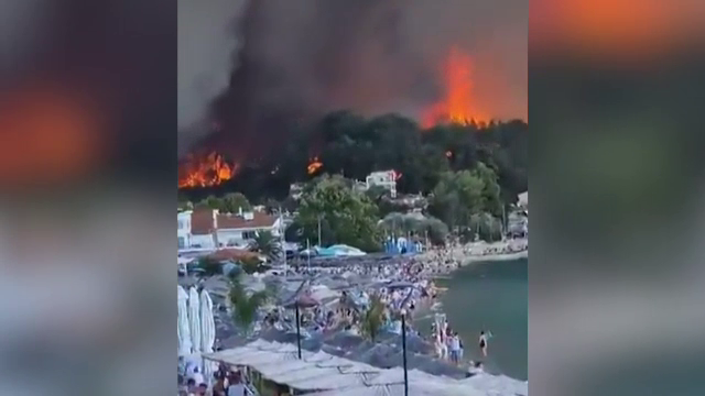 Sute de turiști și localnici, salvați cu bărcile de pe o plajă din Halkidiki. Flăcările au ajuns aproape de hoteluri
