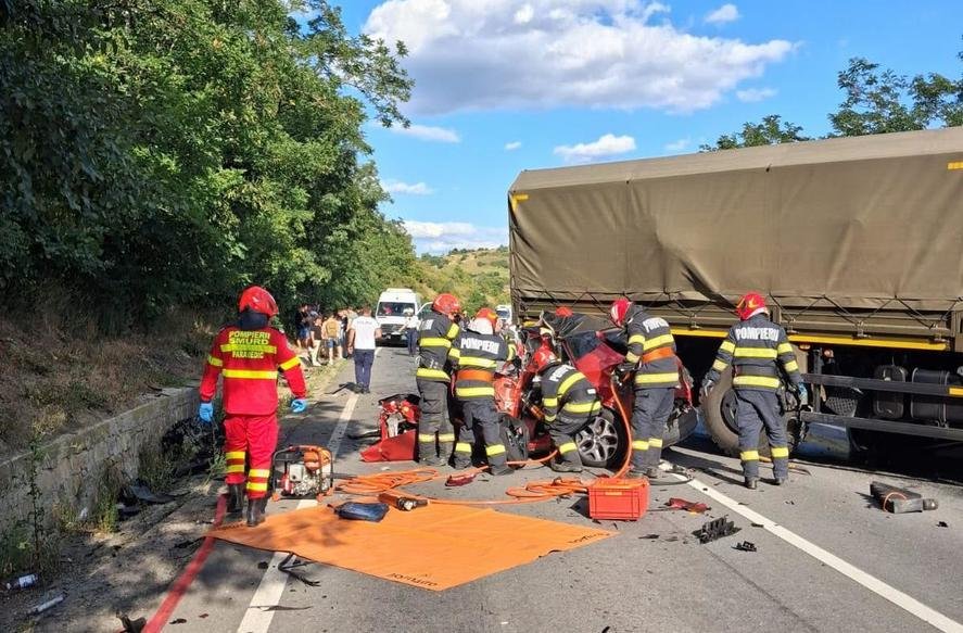 Trei morţi şi patru răniţi în urma unui accident cu trei autoturisme şi un autocamion militar, în județul Mureș