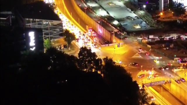 Mașină distrusă de flăcări în Pasajul Băneasa din București. Oamenii au reușit să iasă la timp din vehicul