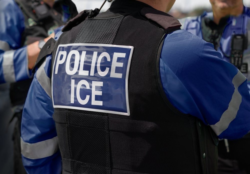Mănuși cu electroșocuri pentru agenții ICE. Proiectul de 20 de milioane de dolari a stârnit controverse în SUA