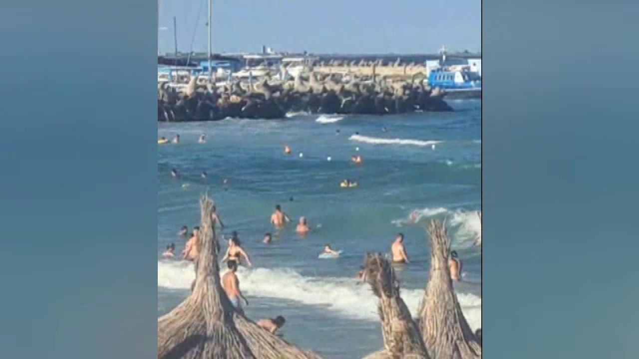Fetiță și tatăl ei, salvați la Eforie după ce au intrat în mare cu steagul roșu arborat