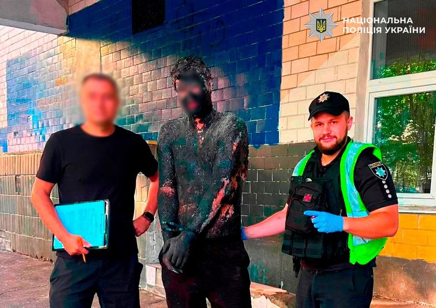 Un hoț din Kiev s-a uns cu smoală ca să devină „invizibil”. Polițiștii au avut nevoie de 5 ore pentru a-l curăța. FOTO&VIDEO