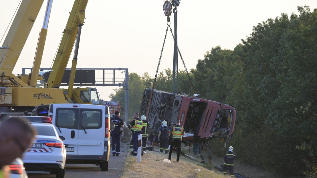 Carnagiu în Ungaria. Cel puțin 12 oameni au murit, alți zeci sunt răniți după ce un autocar s-a răsturnat pe autostradă
