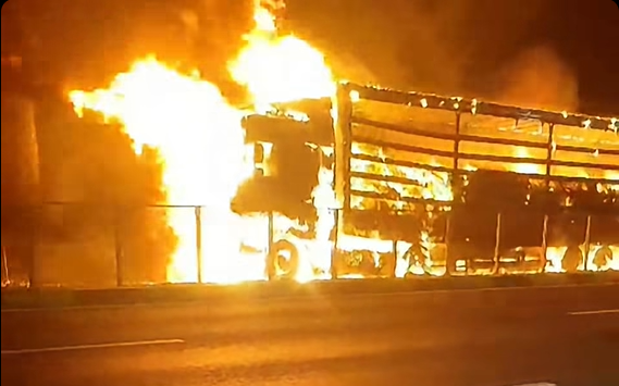 Un TIR încărcat cu bomboane a fost distrus de flăcări în Giurgiu. Rezervorul a explodat | VIDEO
