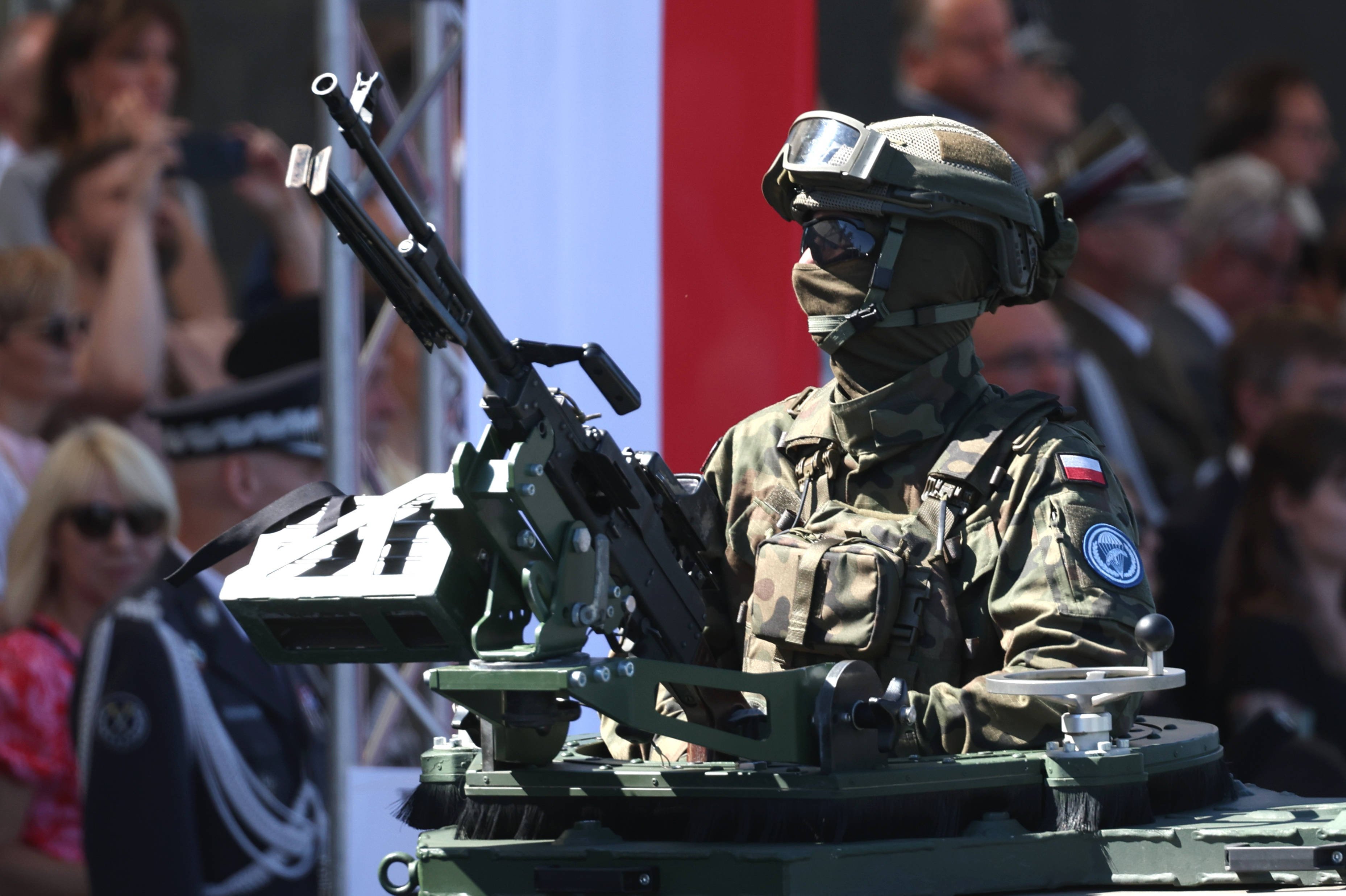 Cea mai mare paradă militară din istoria Poloniei: ”Doar cei puternici evită războiul”. ”Trădătorii spun că Europa e dușman”