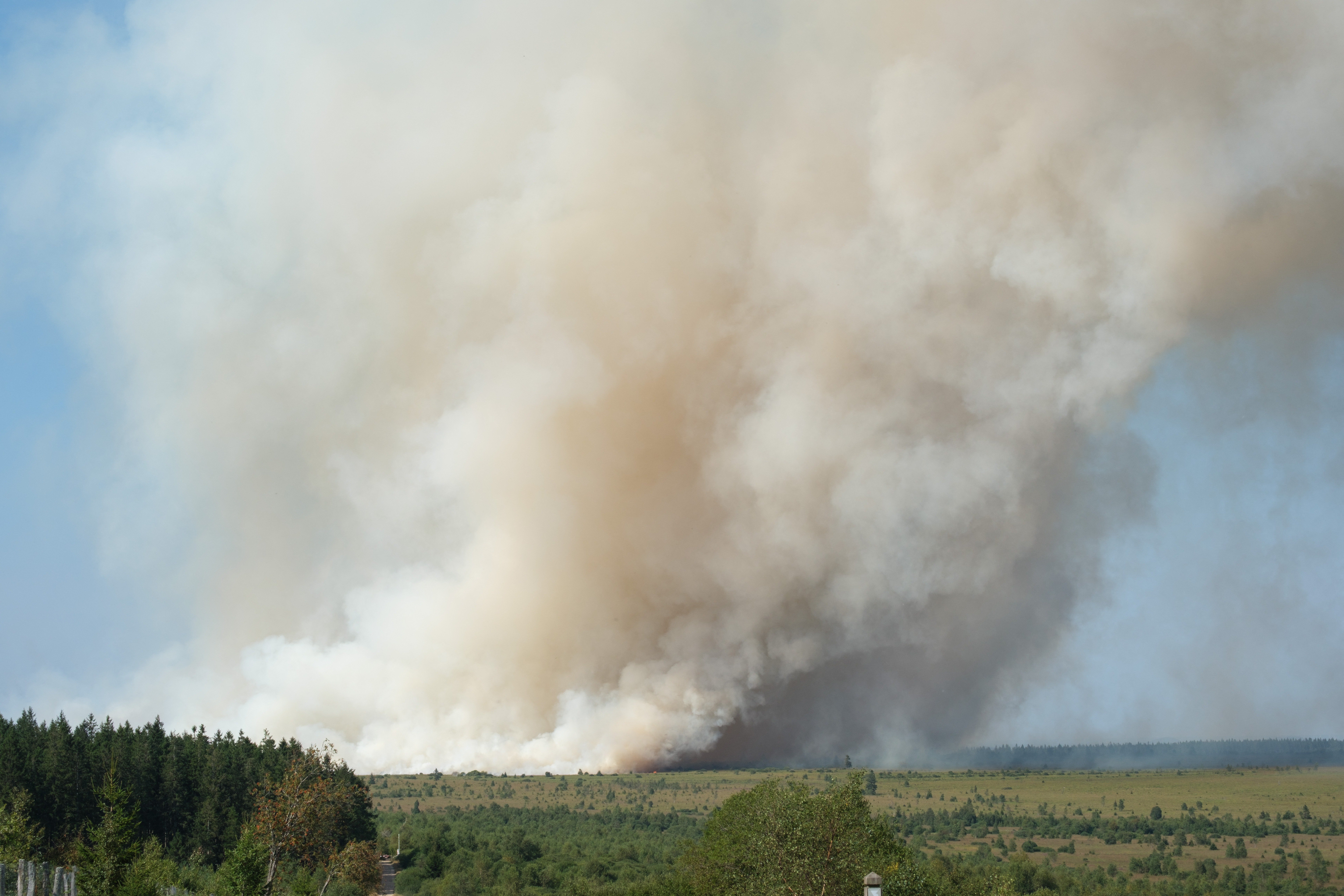Reuters: Cel mai mare incendiu de vegetaţie înregistrat vreodată în Belgia înaintează spre graniţa cu Germania