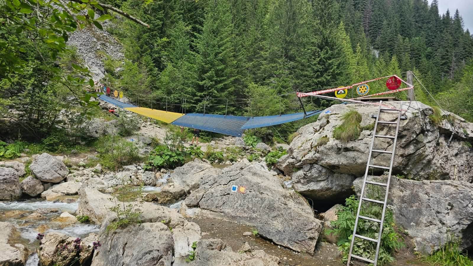 Accesul către Lacul Scropoasa şi Cascada 7 Izvoare, din Bucegi, întrerupt din cauza ruperii podului din zona Zănoaga
