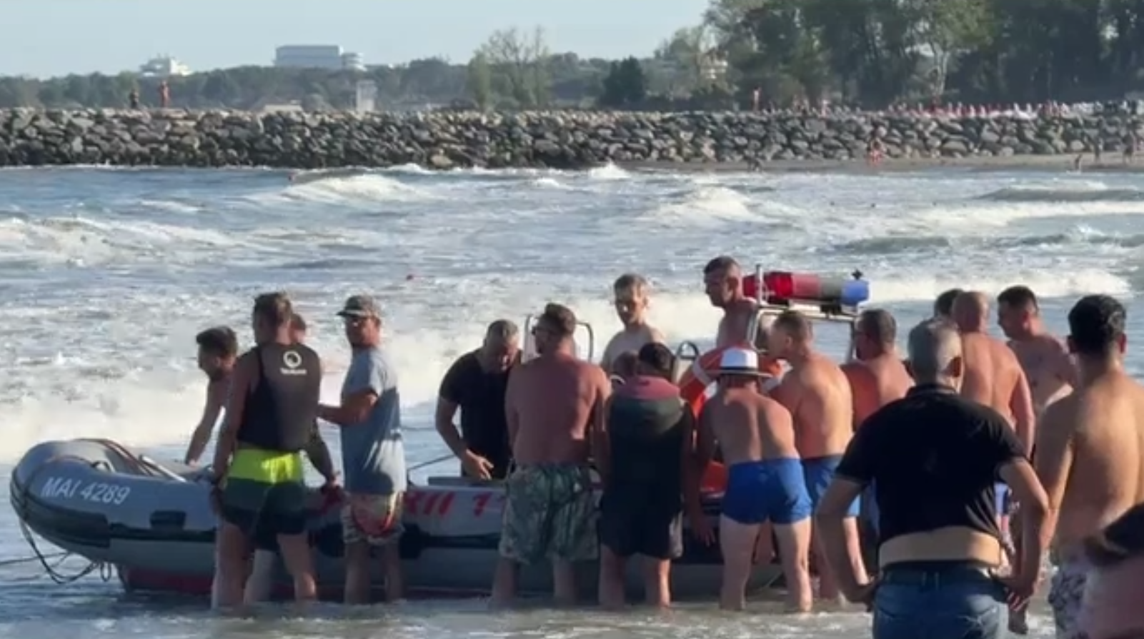 Tragedie pe litoral: Un adolescent de 17 ani a murit în valuri la Olimp, iar un tânăr de 19 ani este căutat de scafandri