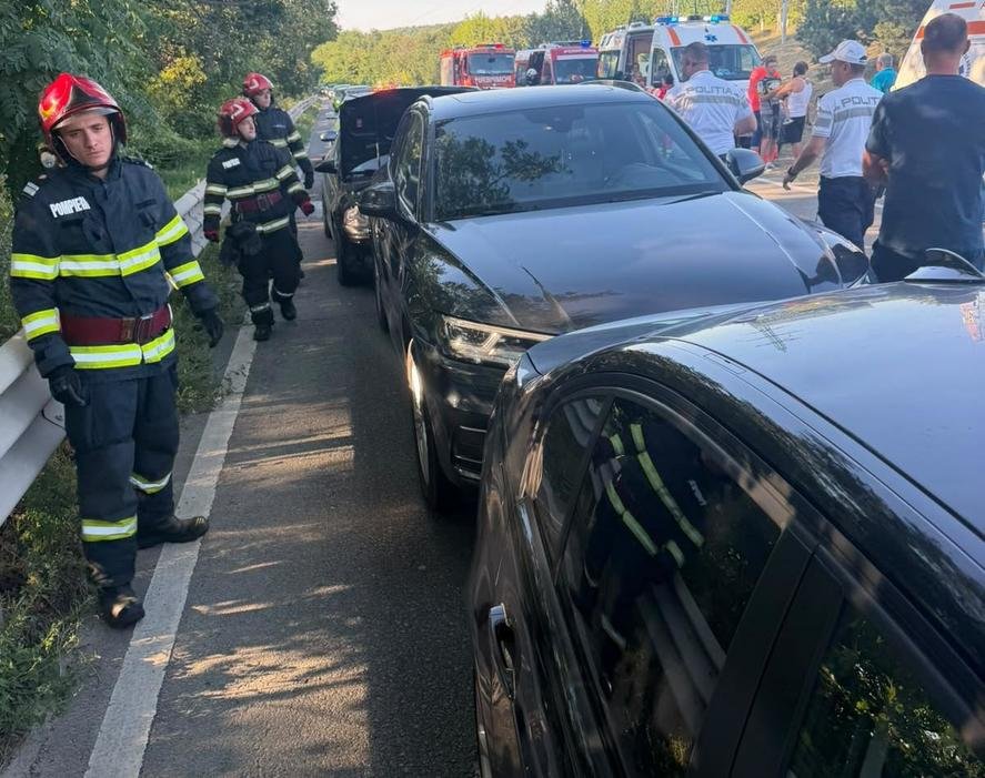 Accident în lanț pe DN 11, în Bacău: Șase mașini s-au ciocnit la Măgura. Patru persoane au ajuns la spital