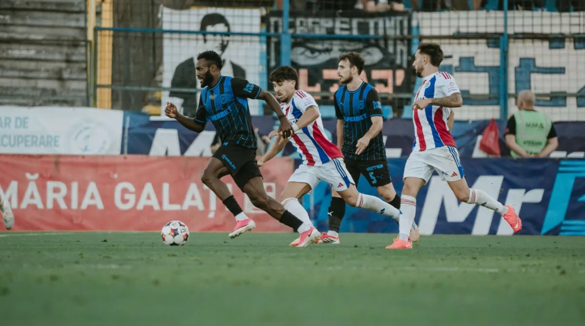 Oţelul Galaţi - Universitatea Craiova 1-1, în Superligă. Oltenii au jucat în 10 oameni din minutul 29