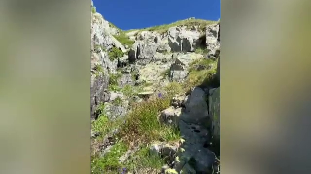 Un bărbat a murit în Munții Făgăraș, după ce a căzut 300 de metri. Ar fi vrut să facă loc unei persoane pe potecă