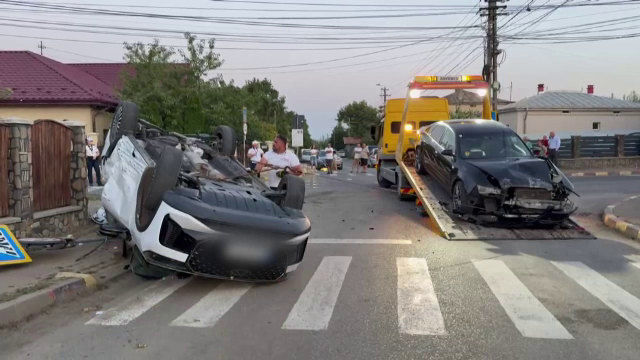 Șapte persoane rănite, în urma unui accident grav în Botoșani. Una dintre mașini s-a răsturnat