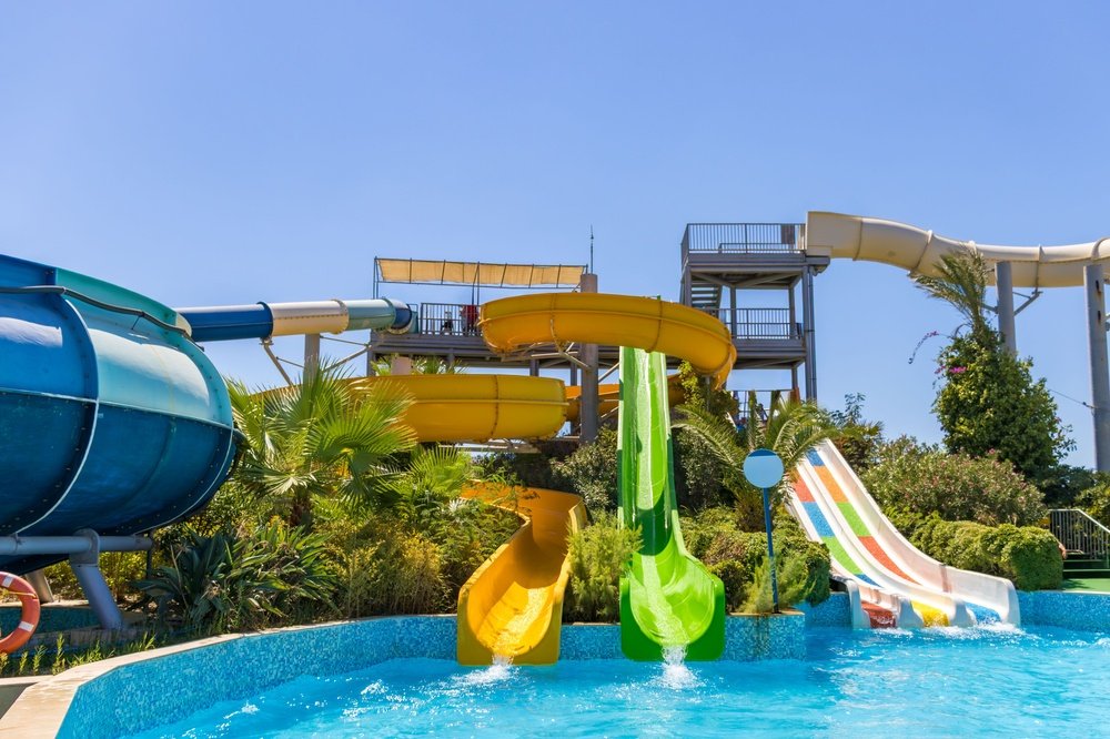 O fetiță de 8 ani a murit într-o piscină a unei pensiuni din Tulcea, după ce s-a dat pe un tobogan cu apă