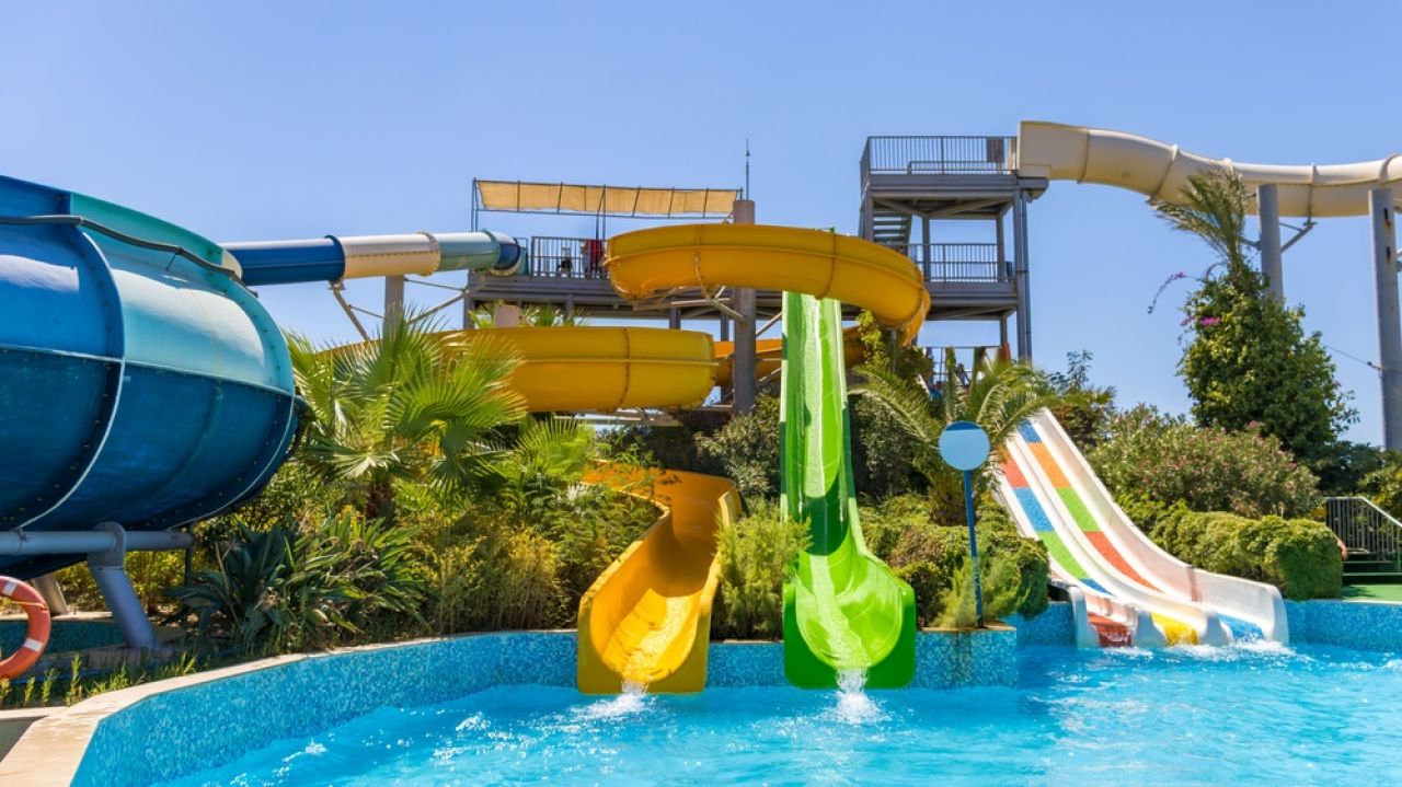 O fetiță de 8 ani a murit într-o piscină a unei pensiuni din Tulcea, după ce s-a dat pe un tobogan cu apă