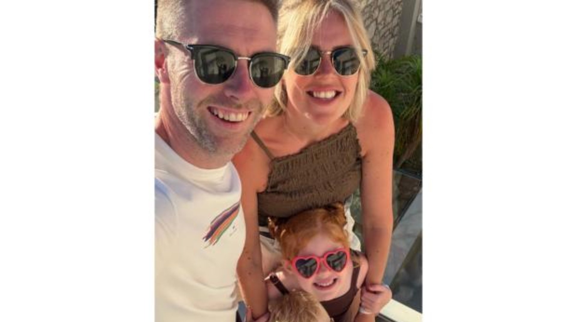 O familie a rămas blocată în Grecia după ce fiica lor a vomitat în aeroport. Compania aeriană le-a refuzat îmbarcarea