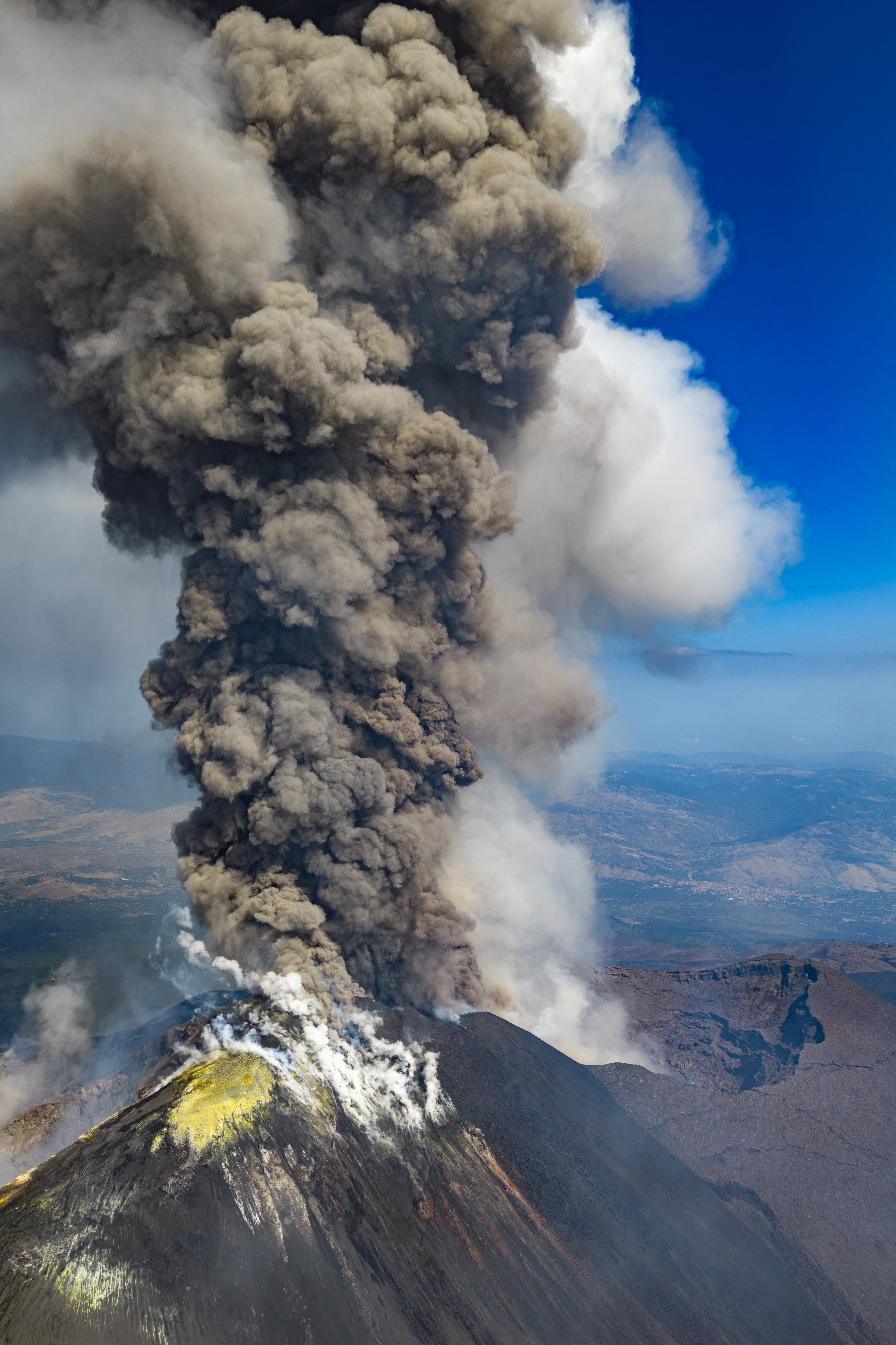 Noi emisii de cenușă de la vulcanul Etna au afectat traficul aerian. Restricții pe Aeroportul Internațional din Catania