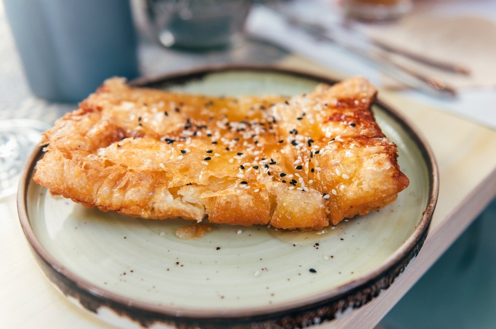 Feta Saganaki cu miere și susan. Aperitivul grecesc care nu lipsește din meniurile tavernelor din Grecia