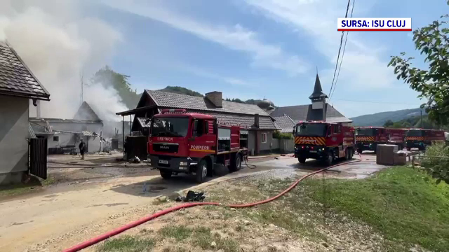 Pompieri din trei județe mobilizați pentru a stinge un incendiu de la o mănăstire din Cluj. Cum ar fi pornit flăcările