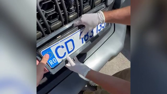 Cum schimba în mers numărul de înmatriculare hackerul român „Virus”. Sistemul său, învins de camerele Poliției