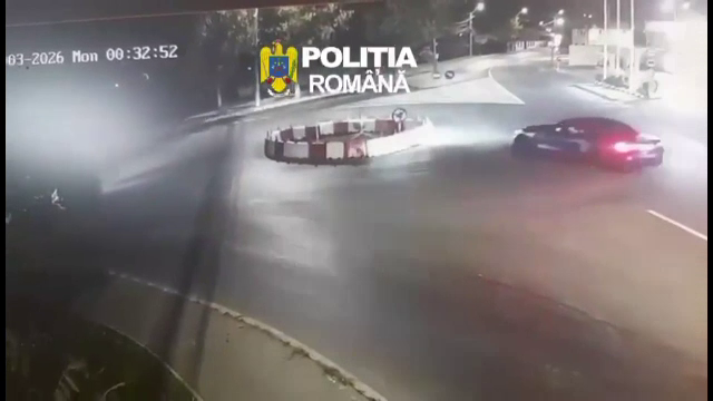 Drifturi în toiul nopții, surprinse de camere într-un sens giratoriu din Târgoviște. Șoferul avea permisul suspendat
