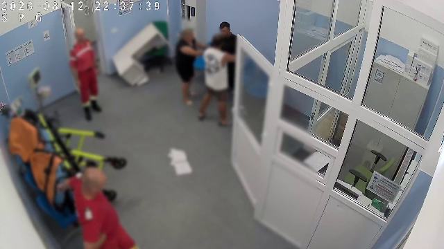 Un tânăr beat, arestat după ce a făcut scandal și a provocat distrugeri la UPU, într-un spital din Dâmbovița. VIDEO