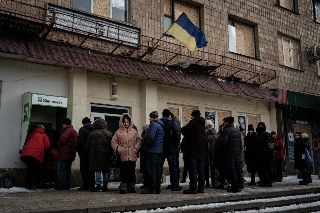 Rușii își retrag banii din bănci. Se tem că Putin îi va confisca pentru finanțarea războiului