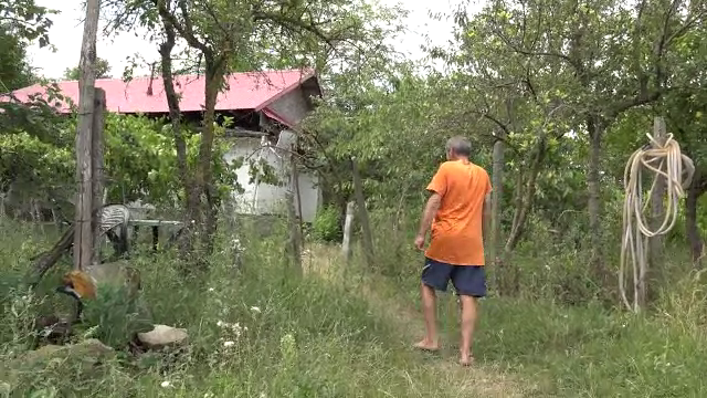 Un poștaș din Vaslui a făcut o descoperire tulburătoare când a intrat în casa unui bărbat. „Era în șezut, pe canapea”