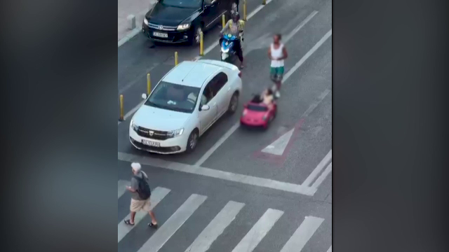 O fetiță de 5 ani a fost plimbată de tată într-o mașinuță de jucărie, printre mașini, pe Calea Victorie. Un martor i-a filmat