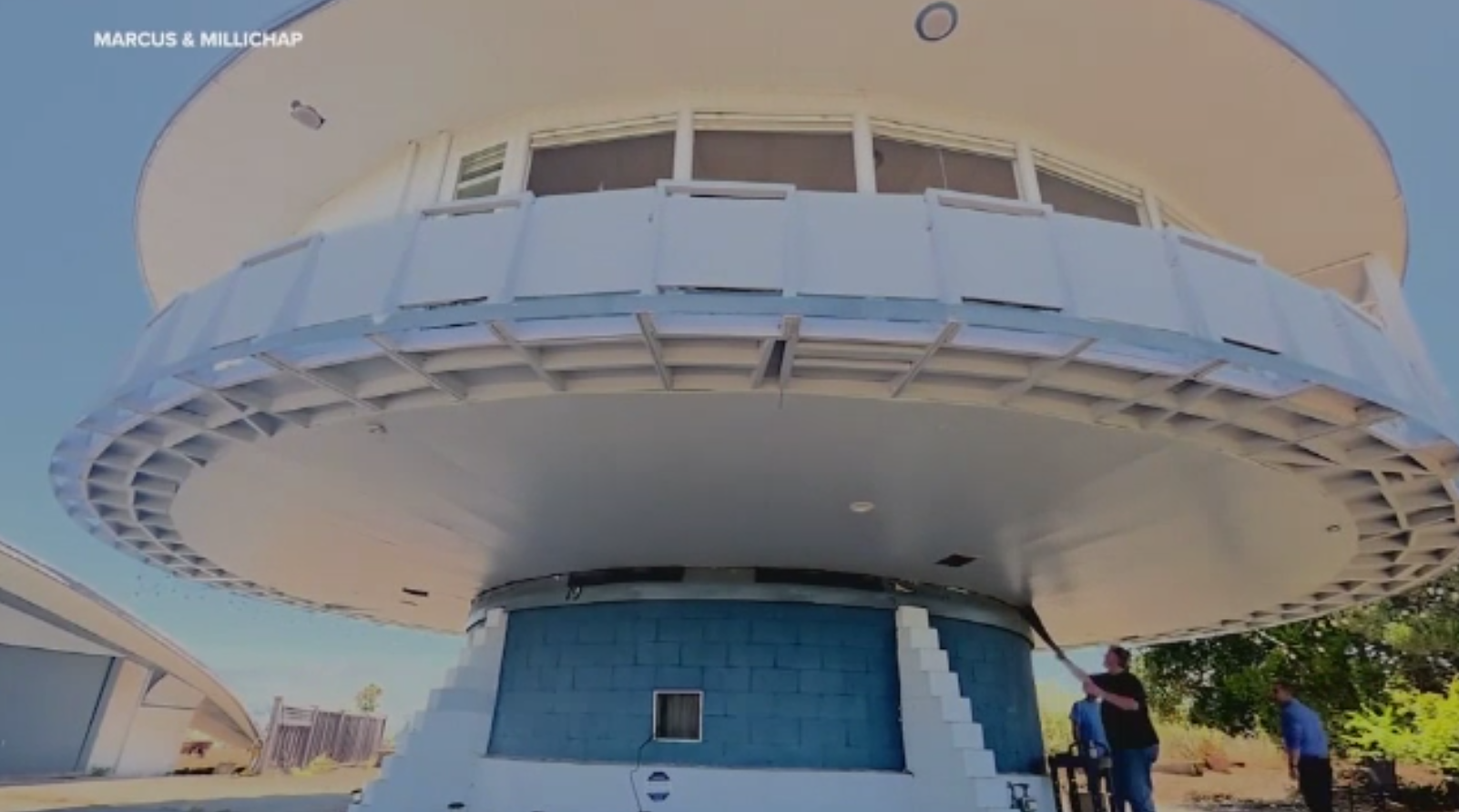 Casa care se rotește după soare, scoasă la vânzare în California. Arată ca o navă spațială și costă 3,3 milioane de dolari
