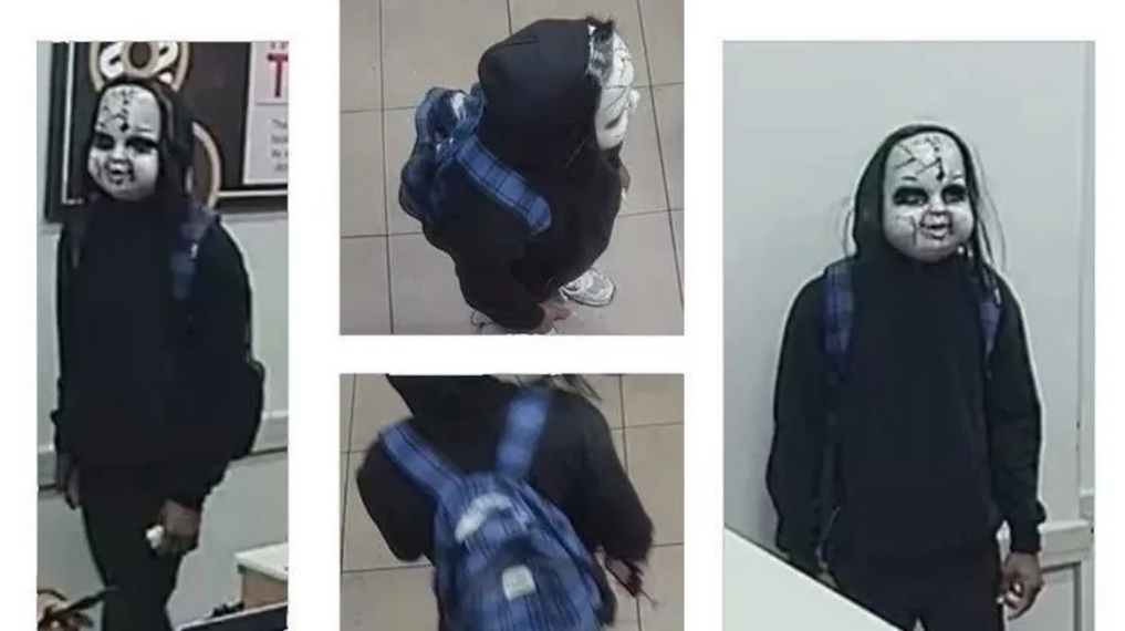 Un individ cu o mască asemănătoare lui Chucky urmărește și amenință oameni pe stradă. Poliția îl caută