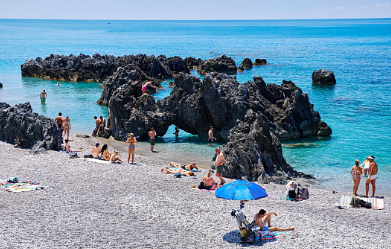 Amenzi de până la 500 de euro în Italia și Spania pentru turiștii care își lasă prosoapele pe plajă ca să ocupe loc