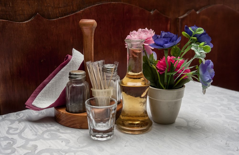 Băutura din Grecia pe care nu o poți cumpăra din niciun supermarket. Secretele din spatele producției de Tsipouro artizanal