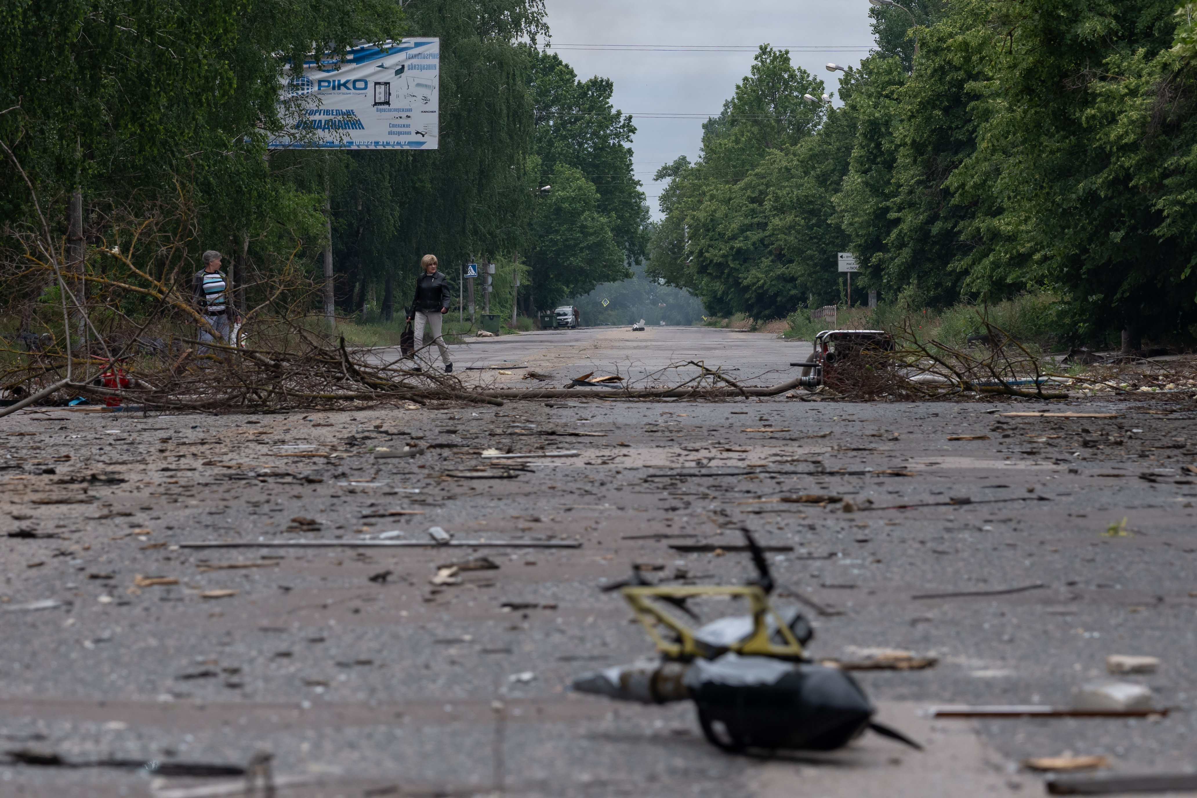 Patru persoane au murit și alte patru au fost rănite după ce o dronă rusească a atacat un autobuz în Herson. FOTO